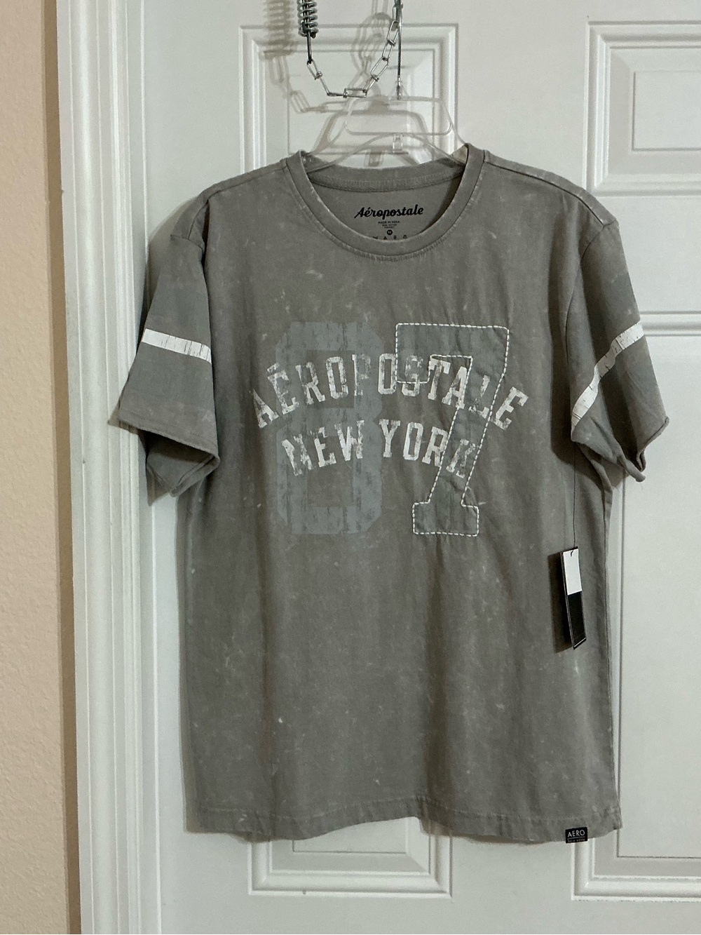 Aeropostale Men’s Washed Gray Graphic Tee with White Sleeve Stripes Size M